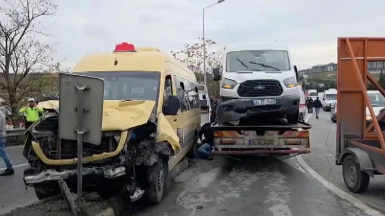 Başakşehir’de Yolcu Minibüsünün Karıştığı Zincirleme Kazada 12 Kişi Yaralandı