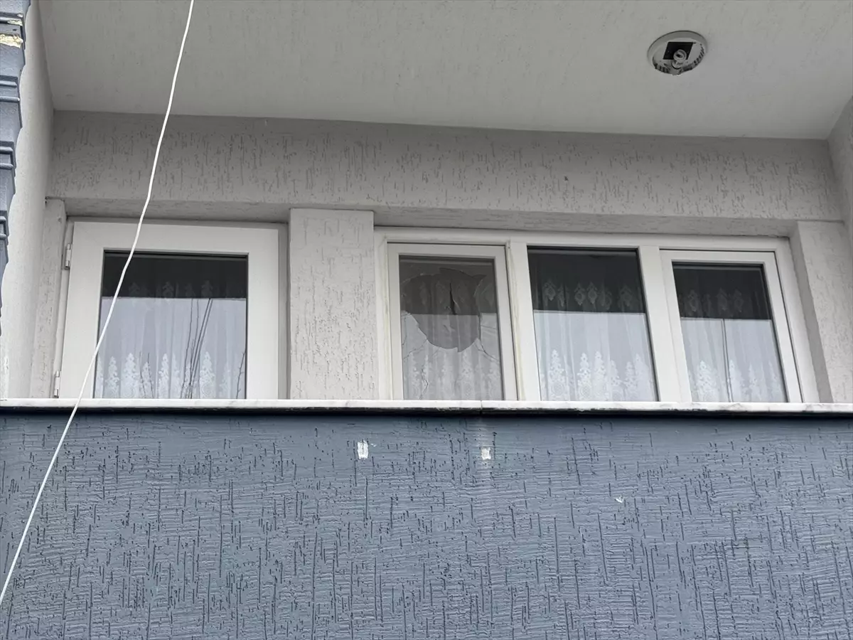 Bursa'da Balkon Faciası: Baba Dengesini Kaybederek Yaralandı