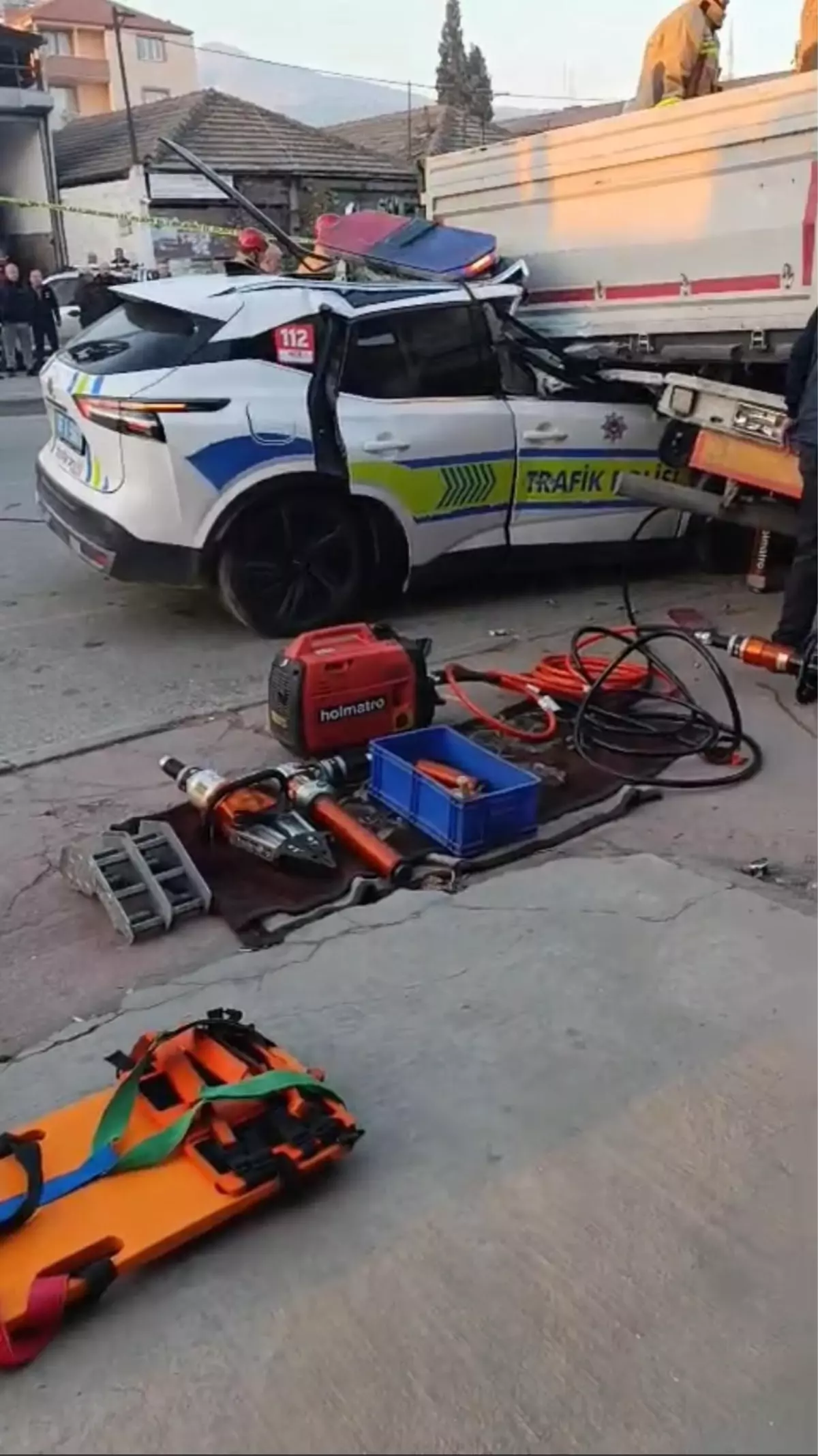 Manisa’da Polis Aracı Park Halindeki Tıra Çarptı: 1 Şehit, 1 Polis Yaralı