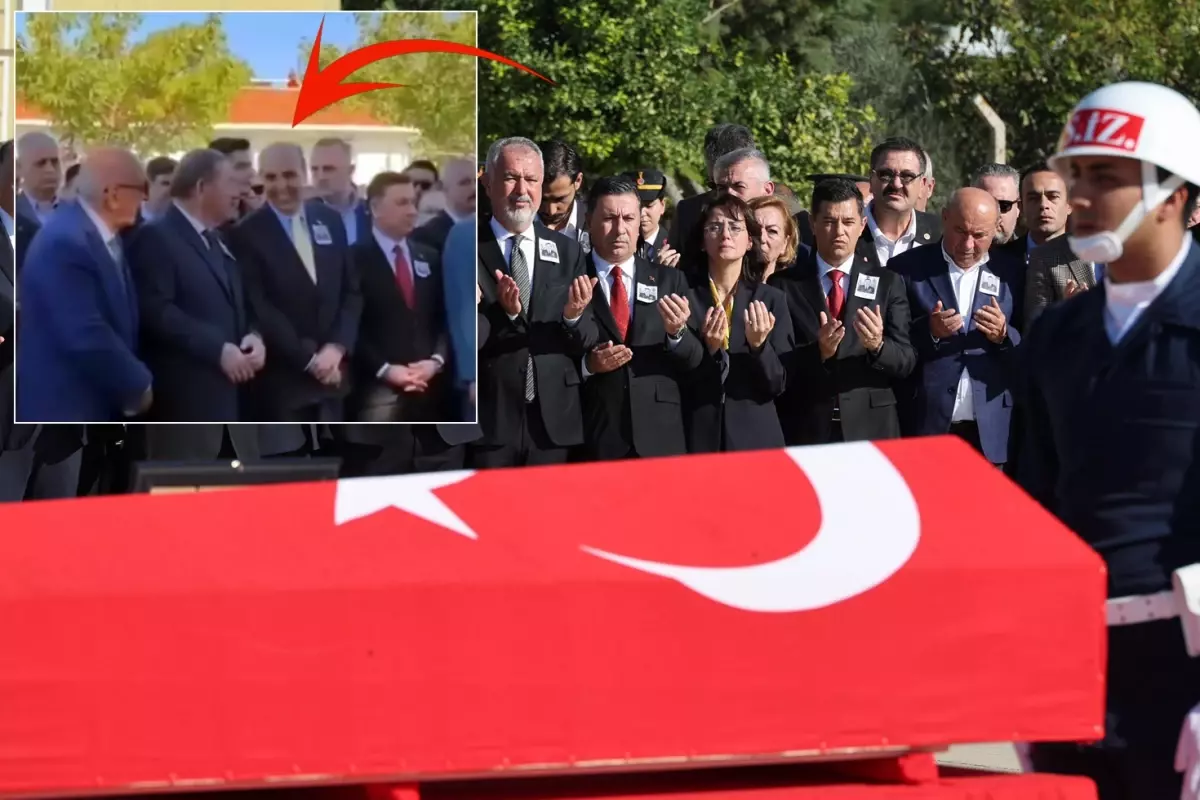 Muğla’daki Şehit Cenazesinde Tepki Çeken Görüntüler Muğla’daki Şehit Cenazesinde Tepki Çeken Görüntüler