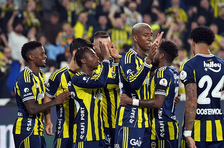 Fenerbahçe'de Kadro Operasyonu: 8 Futbolcuyla Yollar Ayrılıyor Fenerbahçe'de Kadro Operasyonu: 8 Futbolcuyla Yollar Ayrılıyor