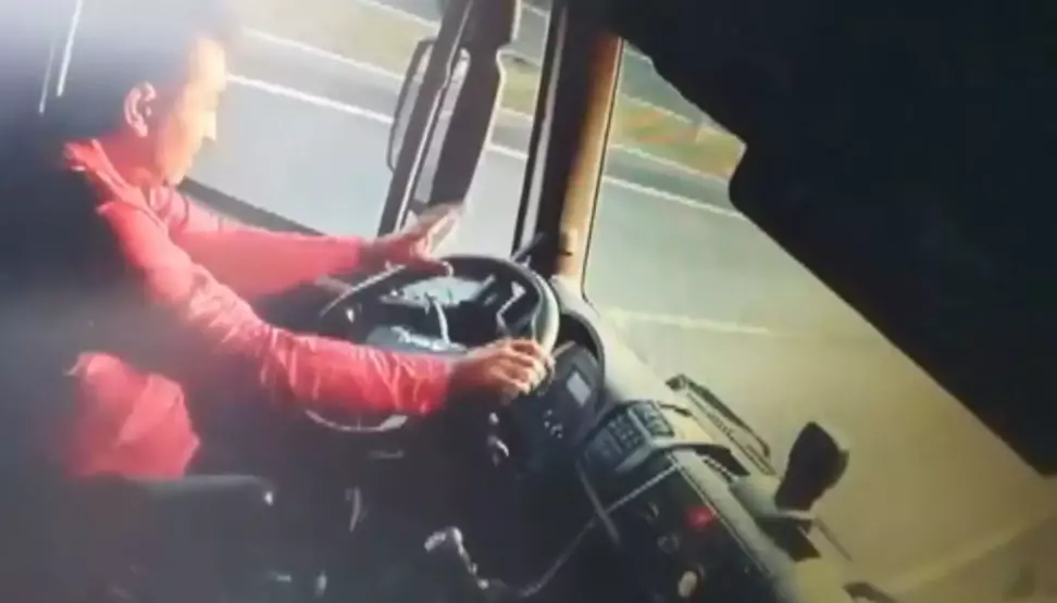 Pendik’te Tır Beş Araca Çarptı: Sürücünün Direksiyon Başında Uyuduğu İddia Edildi Pendik’te Tır Beş Araca Çarptı: Sürücünün Direksiyon Başında Uyuduğu İddia Edildi