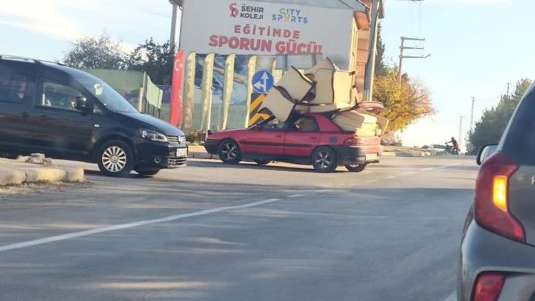 Eskişehir’de Otomobilin Üzerine Koltuk Takımı Yüklendi Eskişehir’de Otomobilin Üzerine Koltuk Takımı Yüklendi