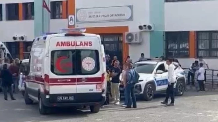 İzmir'de Sınıfta Yangın Tüpü Sıkıldı: Öğrenciler Kimyasal Tozdan Etkilendi