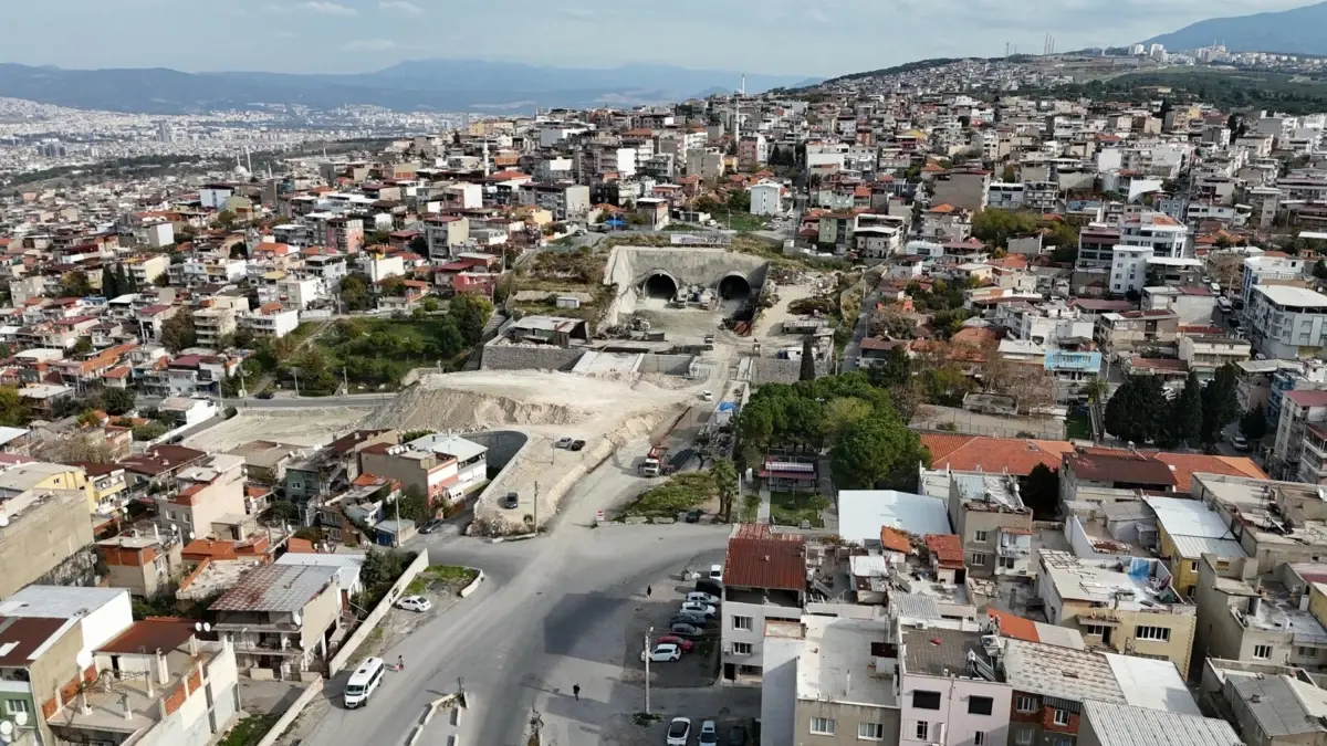 Buca'da Tünel Çalışmaları Mahalleliyi Zor Durumda Bıraktı Buca'da Tünel Çalışmaları Mahalleliyi Zor Durumda Bıraktı