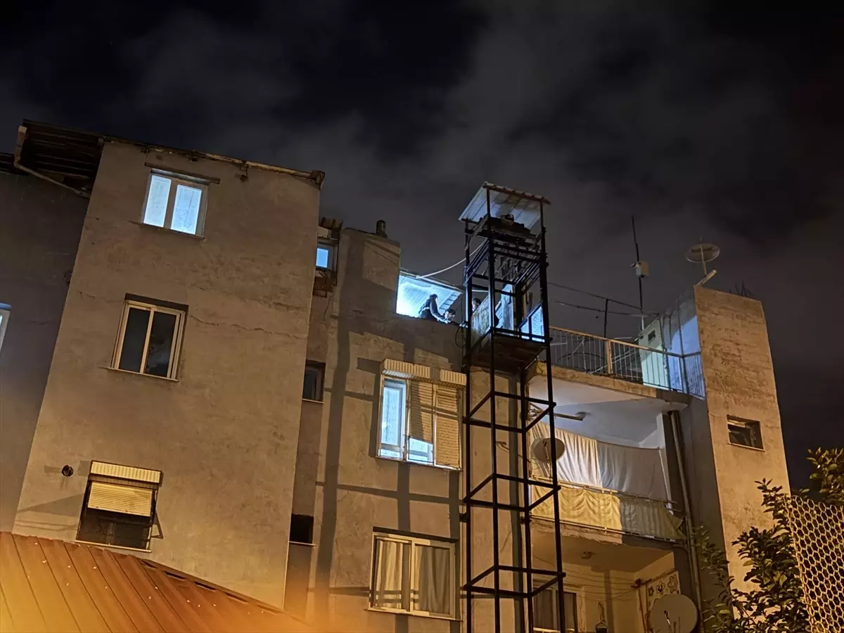 İzmir’de Yük Asansöründen Düşen Kadın Yaşamını Yitirdi İzmir’de Yük Asansöründen Düşen Kadın Yaşamını Yitirdi