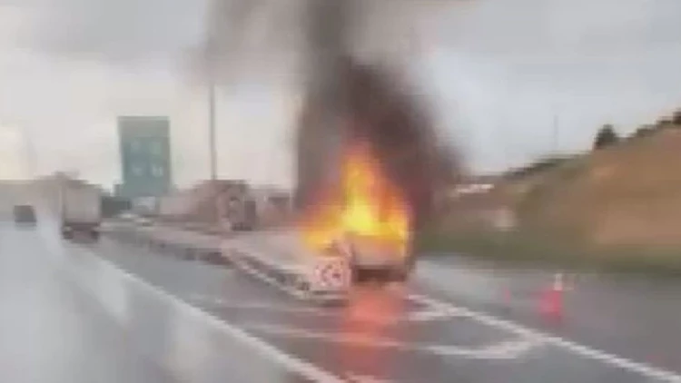Otoyolda Hafif Ticari Araç Alev Aldı, Kullanılamaz Hale Geldi Otoyolda Hafif Ticari Araç Alev Aldı, Kullanılamaz Hale Geldi