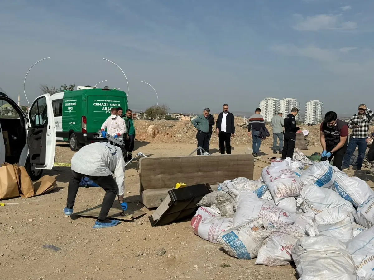 Mersin Tarsus’ta Halıya Sarılı Ceset Bulundu: Cinayet Şüphesi Üzerinde Duruluyor Mersin Tarsus’ta Halıya Sarılı Ceset Bulundu: Cinayet Şüphesi Üzerinde Duruluyor