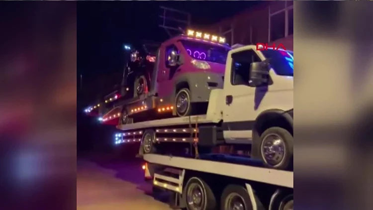 Sakarya'da Oto Kurtarıcı Üzerine Yüklenen 3 Araç Kamerada: Sürücülere Ceza Kesildi