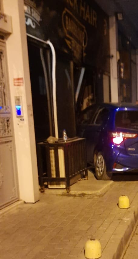 Bursa'da Kontrolden Çıkan Otomobil Berber Dükkanına Girdi