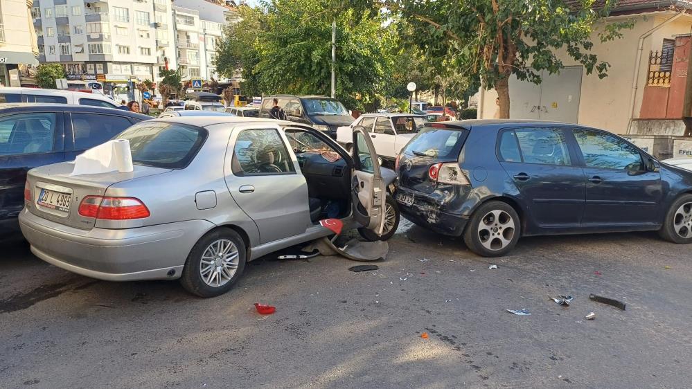 Aydın’da Freni Tutmayan Otomobil Zincirleme Kazaya Neden Oldu: 1 Yaralı