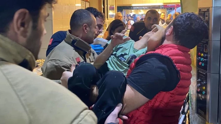 Hatay’da Hamur Karıştırma Makinesine Eli Sıkışan Çocuk Kurtarıldı Hatay’da Hamur Karıştırma Makinesine Eli Sıkışan Çocuk Kurtarıldı