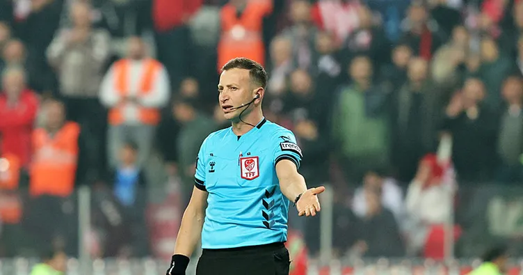 Fenerbahçe-Galatasaray Derbisinin Hakemi Açıklandı Fenerbahçe-Galatasaray Derbisinin Hakemi Açıklandı