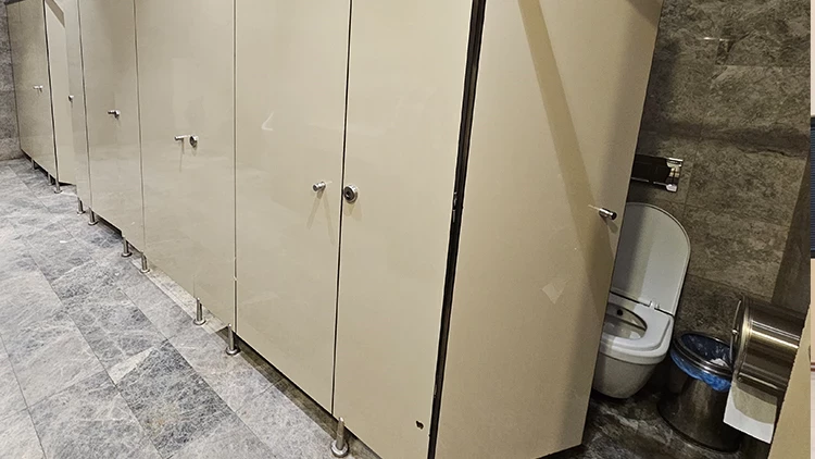 AVM’de Kadınlar Tuvaletinde Görüntü Alma Girişimi: Polis 2 Şüpheliyi Yakaladı