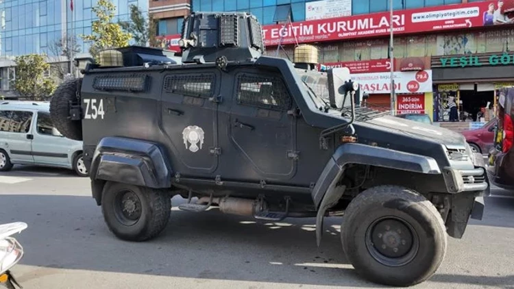 Esenyurt'ta Otelin Girişine El Bombası Atıldı Esenyurt'ta Otelin Girişine El Bombası Atıldı