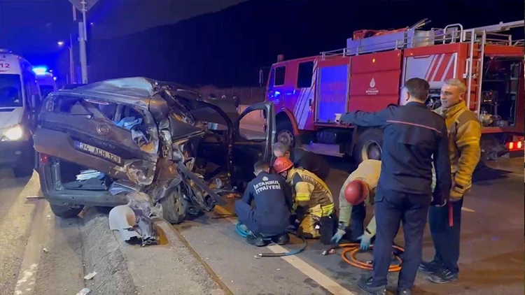 Maltepe’de Zincirleme Trafik Kazası: 4 Kişi Yaralandı Maltepe’de Zincirleme Trafik Kazası: 4 Kişi Yaralandı