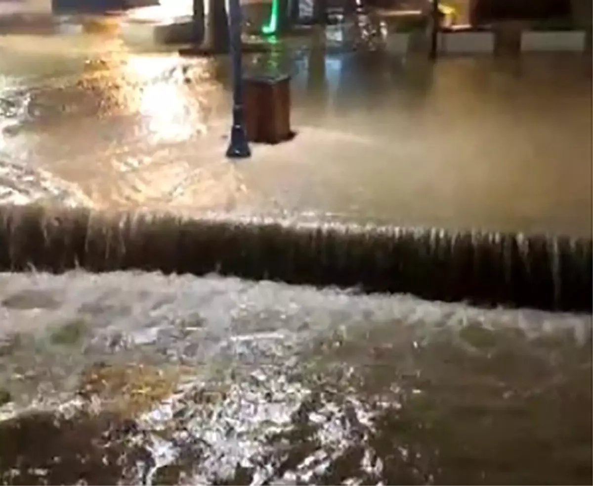 İzmir’de Kuvvetli Yağış Hayatı Olumsuz Etkiledi: Çeşme’de Denizle Kara Birleşti
