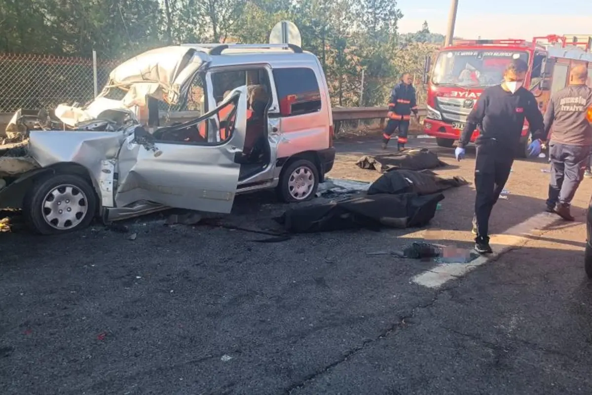 Mersin'de Feci Kaza: Hafif Ticari Araç Kamyona Çarptı, 3 Kişi Hayatını Kaybetti