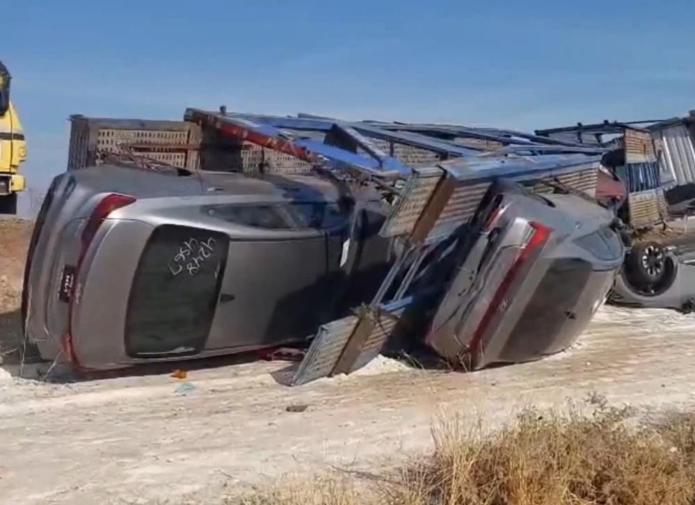 Şanlıurfa'da Tır Devrildi: Sıfır Otomobillerde Büyük Hasar Şanlıurfa'da Tır Devrildi: Sıfır Otomobillerde Büyük Hasar