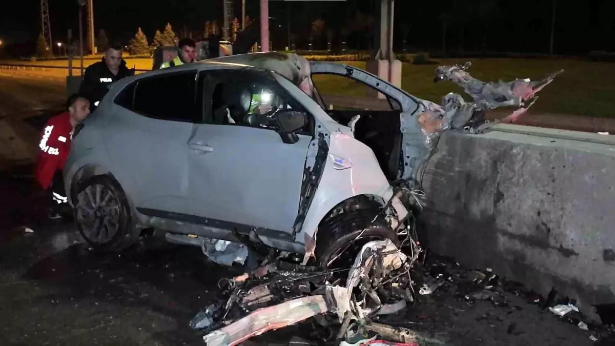 Tuzla’da Gişelere Çarpan Otomobilde Genç Doktor Hayatını Kaybetti