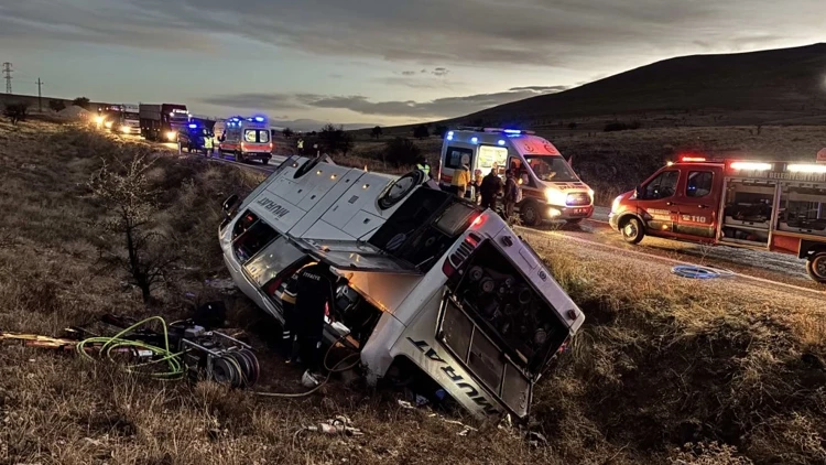 Afyonkarahisar’da Yolcu Otobüsü Devrildi: 2 Kişi Hayatını Kaybetti, 21 Yaralı