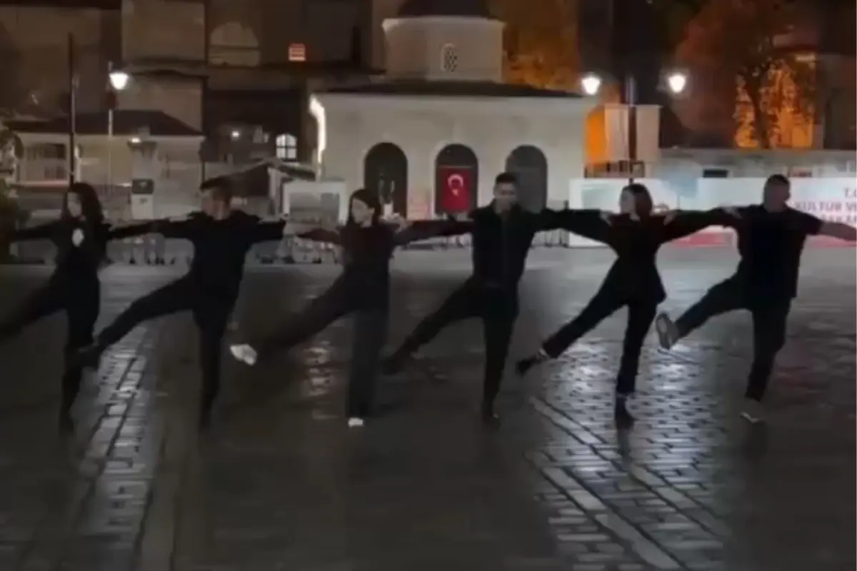 Ayasofya Önündeki Sirtaki Gösterisi Sosyal Medyada Tartışma Yarattı