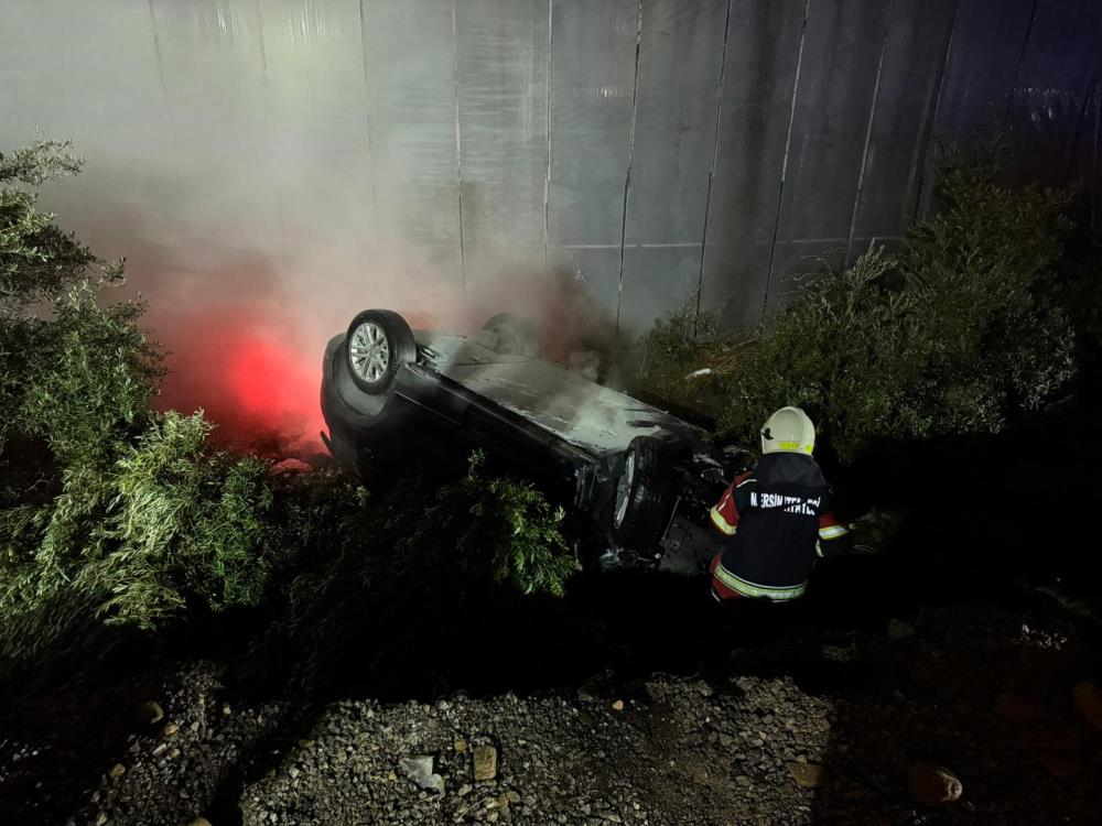 Mersin'de Kaza Yapan Elektrikli Araç Ters Döndü, Yangına Ekipler Müdahale Etti Mersin'de Kaza Yapan Elektrikli Araç Ters Döndü, Yangına Ekipler Müdahale Etti
