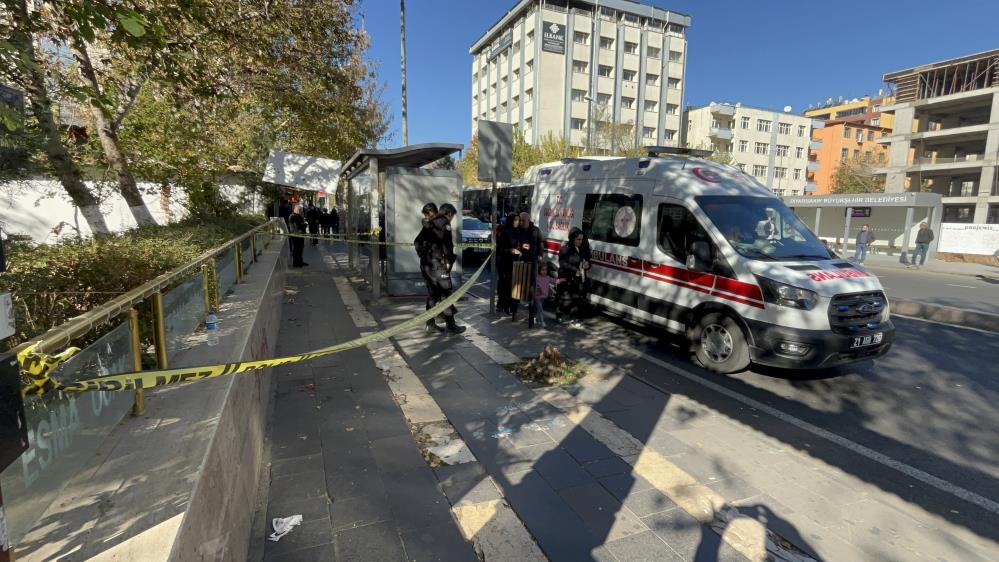 Eşini Rahatsız Ettiği İddia Edilen Kişiye Kafede Silahlı Saldırı