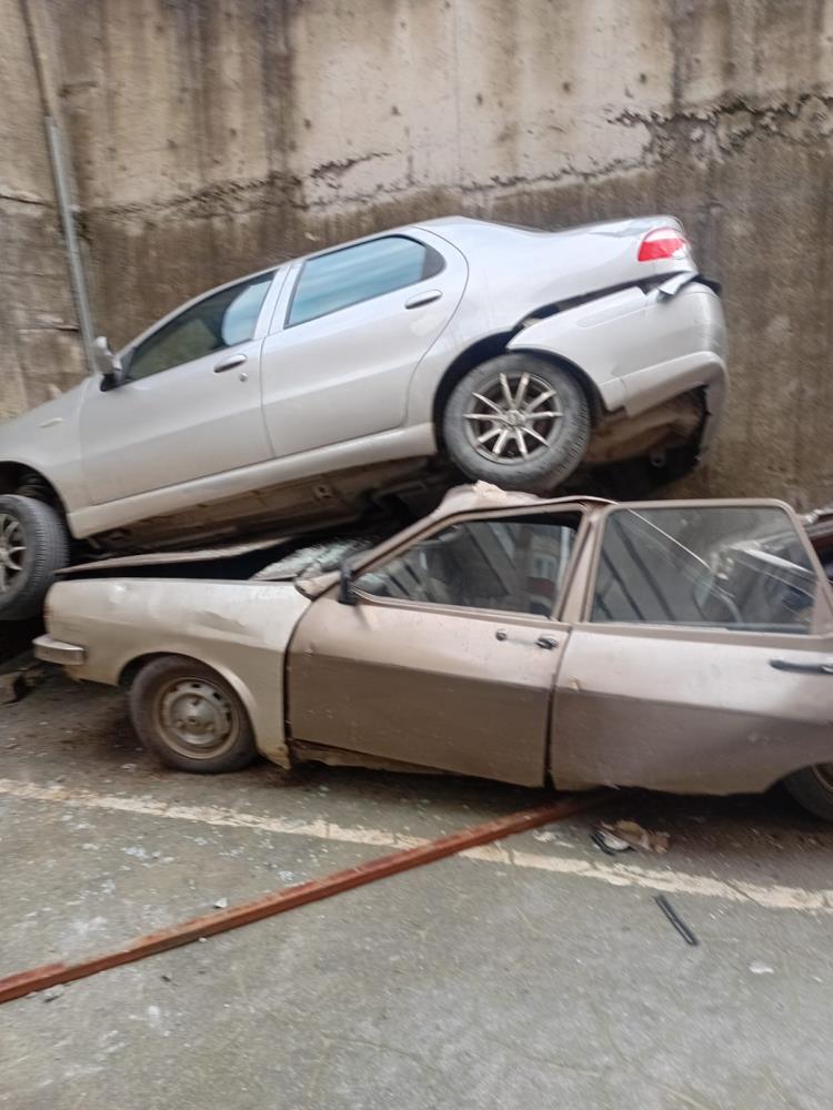 Rampada Geriye Kayan Otomobil 8 Metreden Düşerek Başka Aracın Üzerine Çıktı