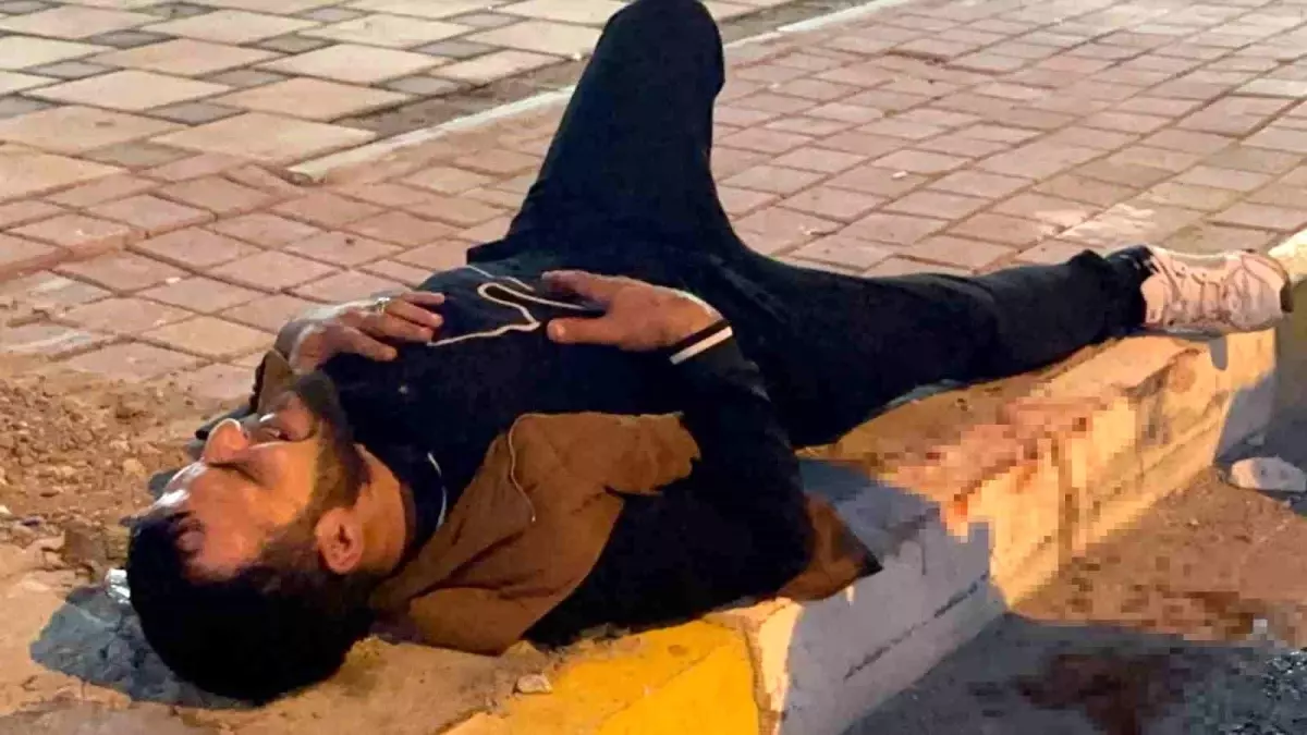 Antalya'da Sokakta Yürüyen Genç, Sigara İsteyen Çocukların Saldırısına Uğradı Antalya'da Sokakta Yürüyen Genç, Sigara İsteyen Çocukların Saldırısına Uğradı