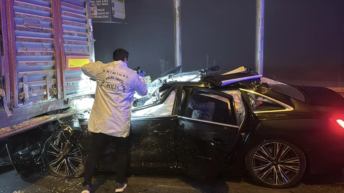 Kütahya'da Tırla Çarpışan Otomobildeki 4 Kişi Hayatını Kaybetti