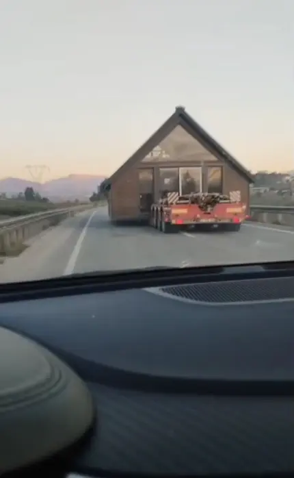 Adana'da Prefabrik Ev Taşıyan Tır Trafikte Aksamalara Neden Oldu
