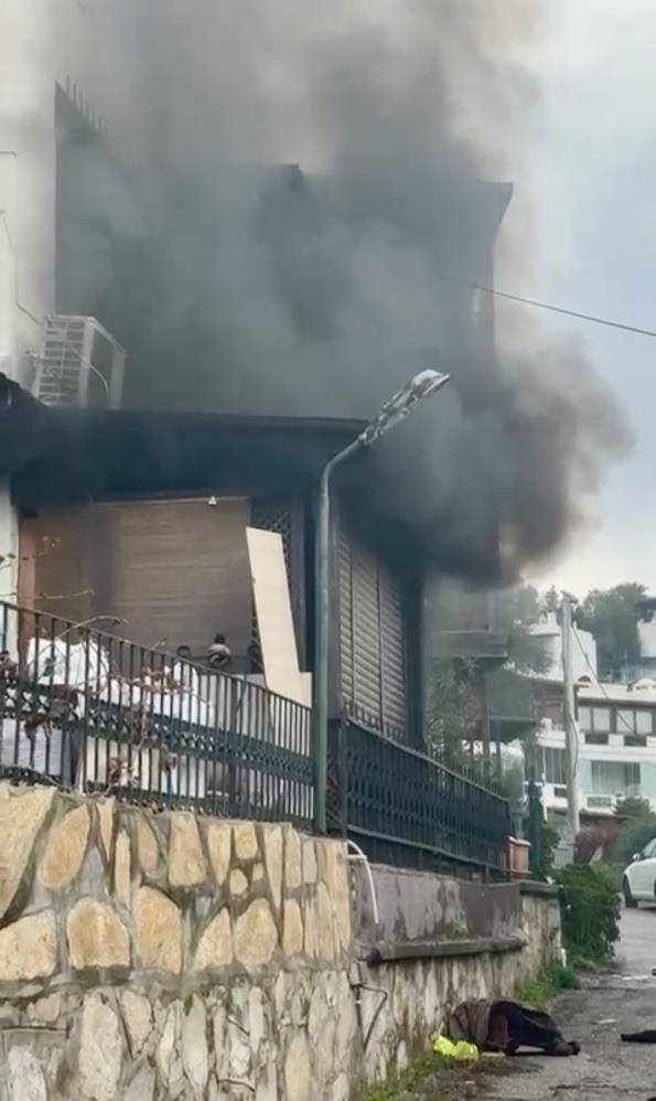 Bodrum’da Genç Kadın Evini Ateşe Verdi: Baba Dumandan Etkilendi Bodrum’da Genç Kadın Evini Ateşe Verdi: Baba Dumandan Etkilendi