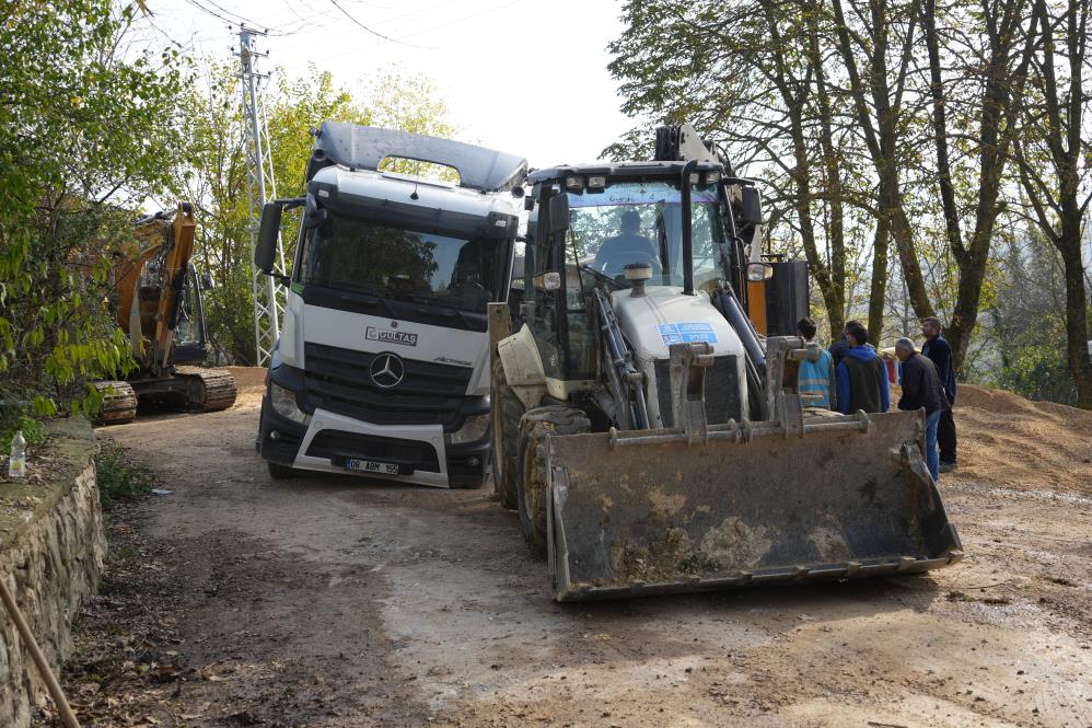 Kocaeli'de Mıcır Yüklü Kamyonun Damperi Devrildi, Sürücü Korkudan Bayıldı