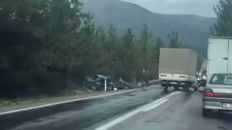 İzmir’de Otomobil ile Kamyonet Çarpıştı: 2 Kişi Hayatını Kaybetti, 2 Yaralı İzmir’de Otomobil ile Kamyonet Çarpıştı: 2 Kişi Hayatını Kaybetti, 2 Yaralı