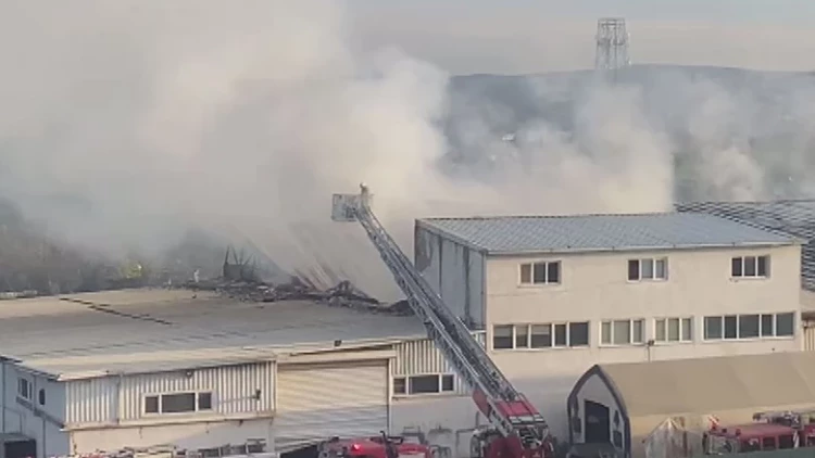 Tuzla’da Fabrika Yangını: Müdahale Sürüyor