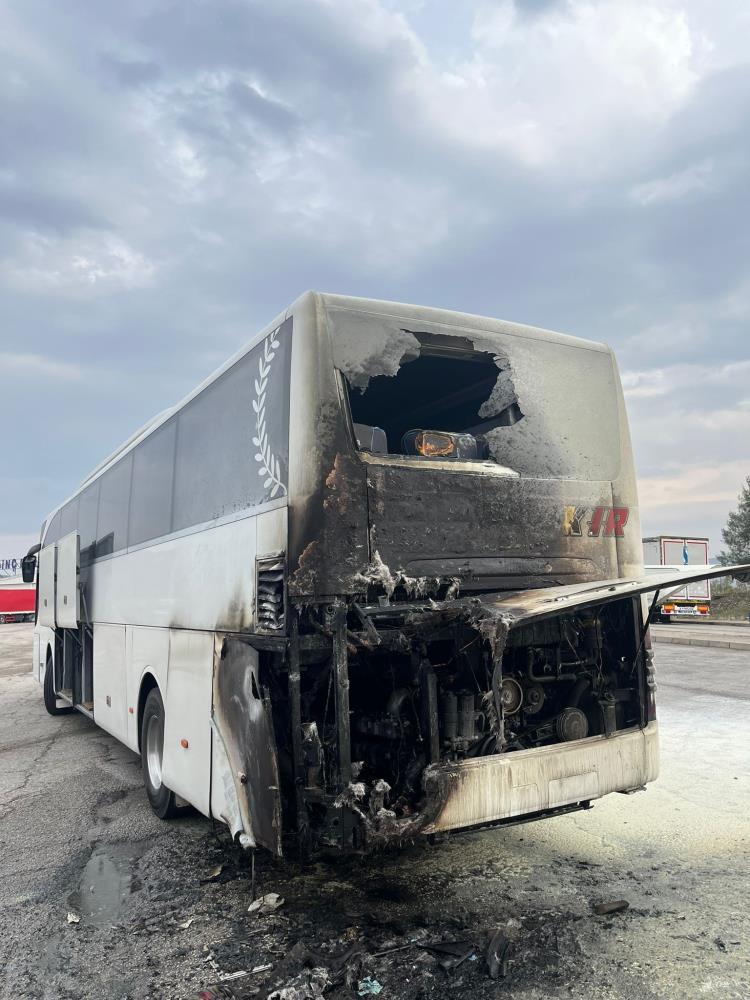 Yolcu Otobüsünde Seyir Halindeyken Yangın Çıktı Yolcu Otobüsünde Seyir Halindeyken Yangın Çıktı