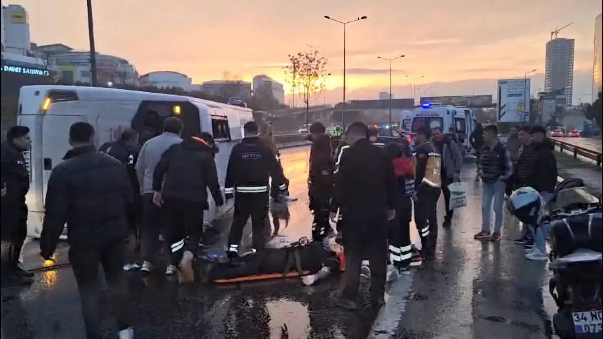 Maltepe D-100 Karayolu’nda Servis Minibüsü Devrildi: 3 Kişi Yaralandı Maltepe D-100 Karayolu’nda Servis Minibüsü Devrildi: 3 Kişi Yaralandı