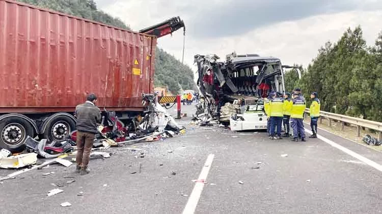 Osmaniye’de Yolcu Otobüsü TIR’a Çarptı: 7 Kişi Hayatını Kaybetti