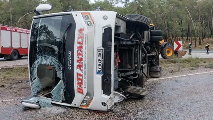 Kemer’de Yolcu Midibüsü Devrildi: 5 Kişi Yaralandı Kemer’de Yolcu Midibüsü Devrildi: 5 Kişi Yaralandı