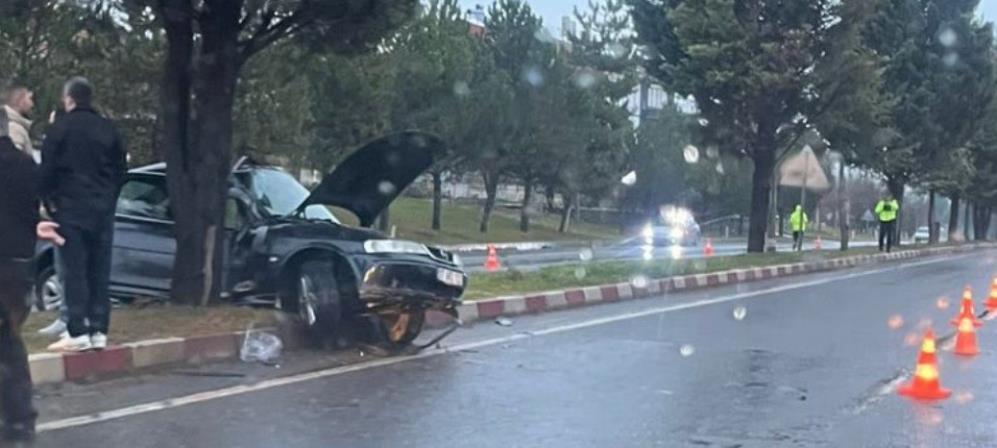 Tavşanlı’da Kontrolden Çıkan Otomobil Refüje Çarptı: 2 Kişi Yaralandı