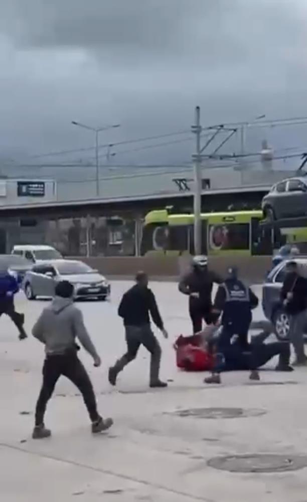Bursa'da Sokak Ortasında Kavga Kameraya Yansıdı: Sopalar, Kasklar, Yumruklar Havada Uçuştu Bursa'da Sokak Ortasında Kavga Kameraya Yansıdı: Sopalar, Kasklar, Yumruklar Havada Uçuştu