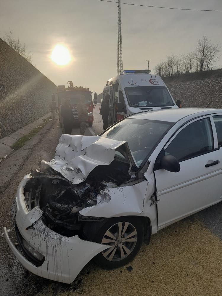 Kovancılar’da Yol Ayrımıda Feci Kaza: Yaralılar Hastaneye Kaldırıldı Kovancılar’da Yol Ayrımıda Feci Kaza: Yaralılar Hastaneye Kaldırıldı