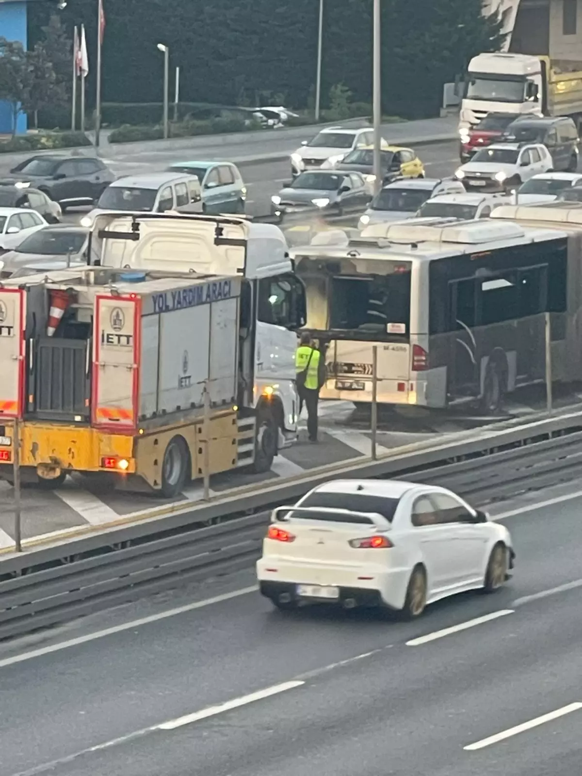 Florya Metrobüs Durağında Korkutan Yangın Florya Metrobüs Durağında Korkutan Yangın