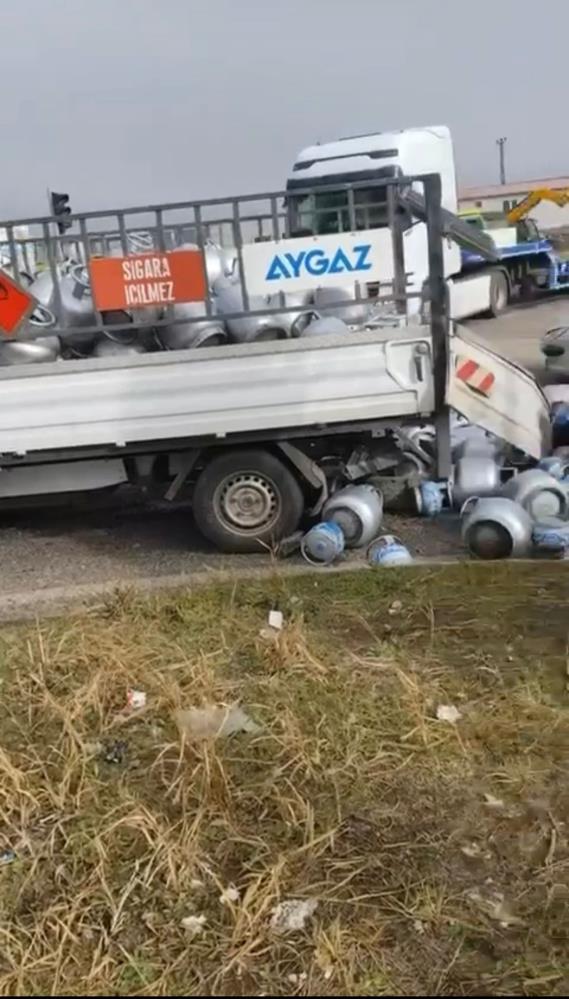 Diyarbakır’da Tüplerin Yola Savrulduğu Kaza Korkuttu Diyarbakır’da Tüplerin Yola Savrulduğu Kaza Korkuttu