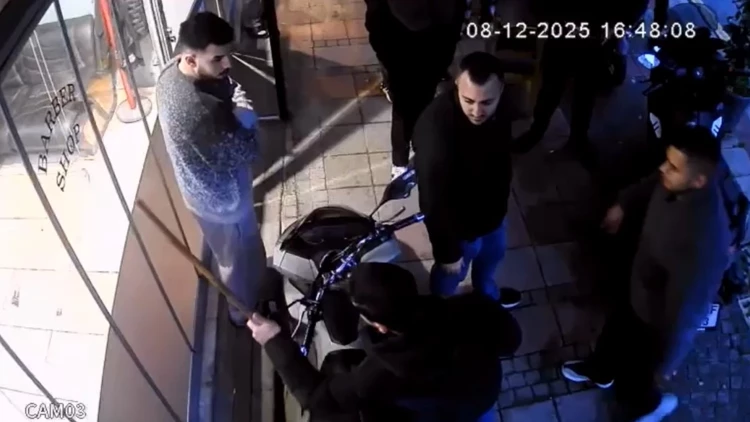 Kağıthane’de Kuaföre Balta İle Saldırdı: “Borcunu Vermezsen Böyle Alırım” Kağıthane’de Kuaföre Balta İle Saldırdı: “Borcunu Vermezsen Böyle Alırım”