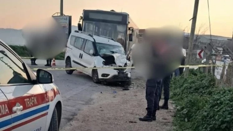 İzmir Menemen'de Otobüs ve Ticari Araç Çarpıştı: 1 Kişi Hayatını Kaybetti İzmir Menemen'de Otobüs ve Ticari Araç Çarpıştı: 1 Kişi Hayatını Kaybetti