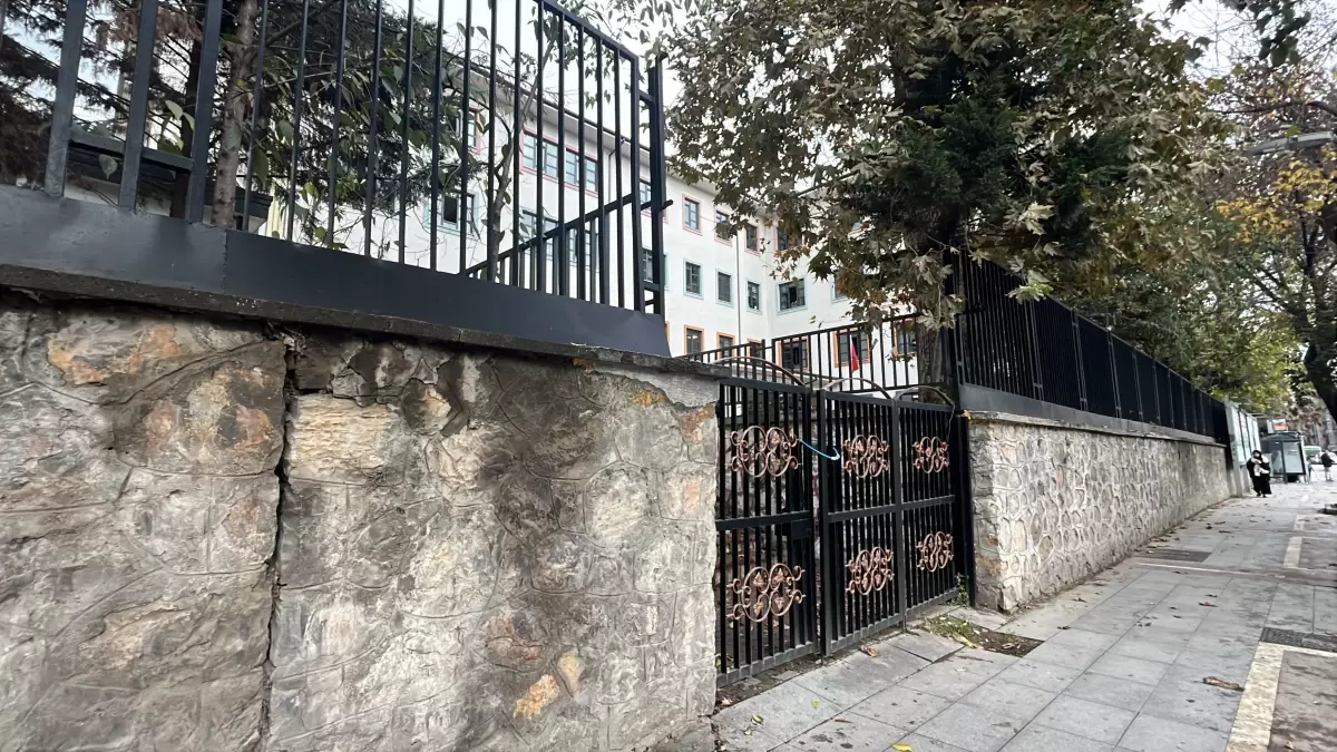 İzmit’te Lisede Korkutan Olay: 15 Yaşındaki Öğrenci 3’üncü Kattan Düştü