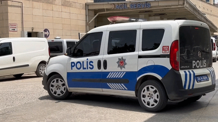 Siirt’te 2 Çocuk Annesi Kadın Evinde Ölü Bulundu: Bıçak Darbesi Tespit Edildi