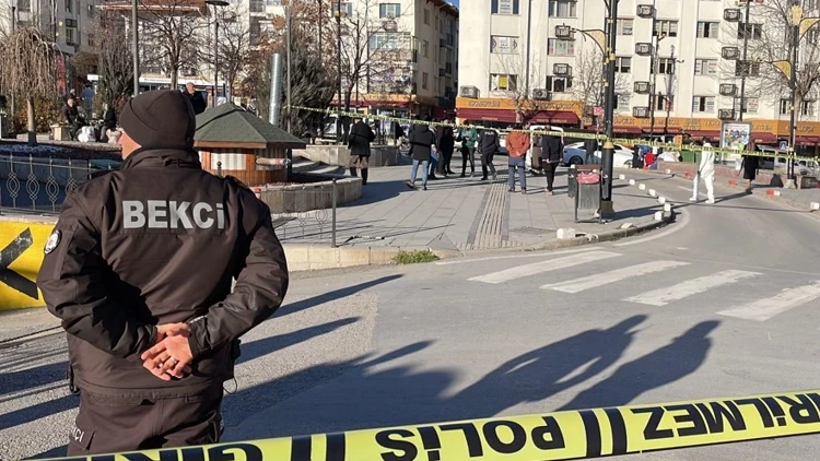 Sivas’ta Şüpheli Paket Alarmı: Fünye ile Patlatılan Kutu Boş Çıktı Sivas’ta Şüpheli Paket Alarmı: Fünye ile Patlatılan Kutu Boş Çıktı